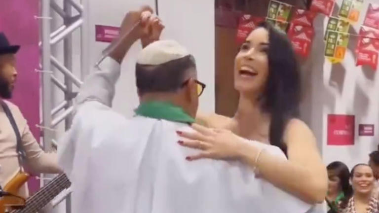 Sacerdote baila pegadito bachata con una hermosa joven