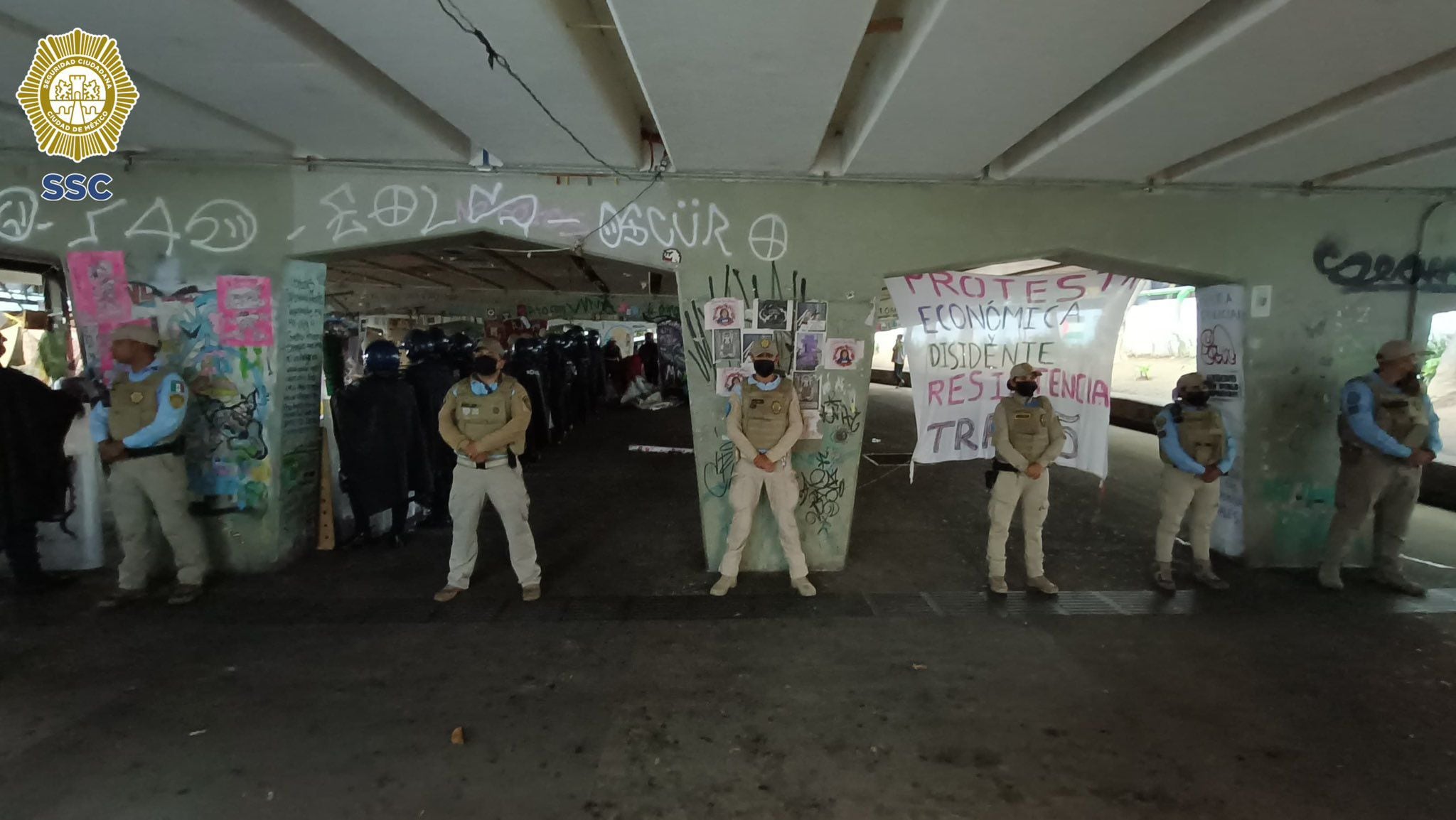Gobierno CDMX desaloja bajo puente de Glorieta de los Insurgente; La Tianguis Disidente protesta​